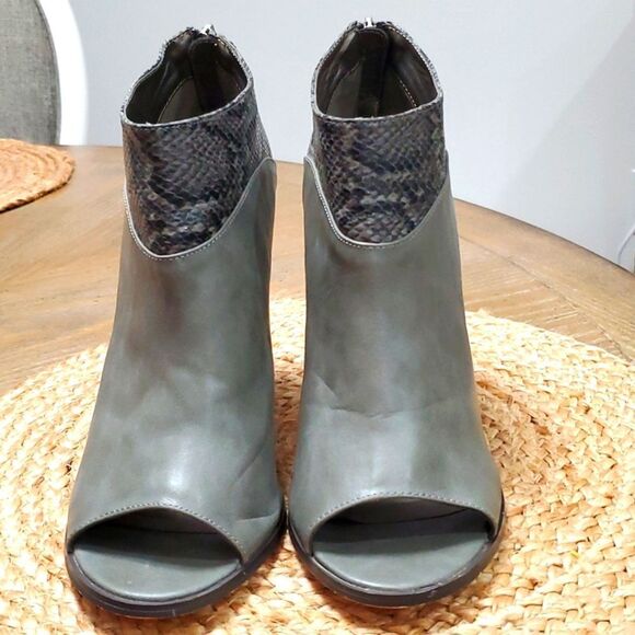 Michael Antonio Charcoal and Snake pattern, peep toe, size 11 , Chunky heel - Picture 2 of 9